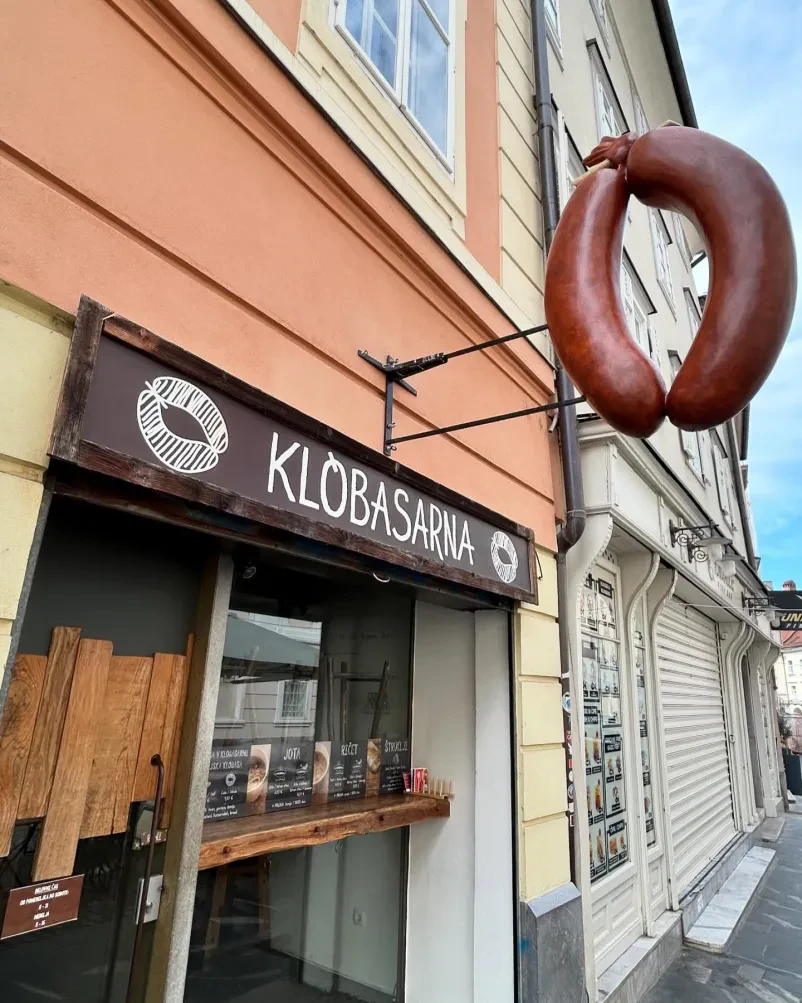 Tradicionalno pripravljena kranjska klobasa v Ljubljani