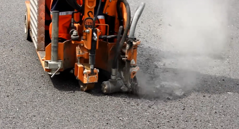 Izvajamo tudi storitve asfaltiranja dvorišč, cest dovoznih poti in zemeljske izkope