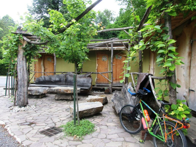 Obiščite dober kamp v Beli krajini