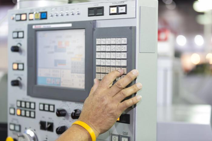 CNC stroj