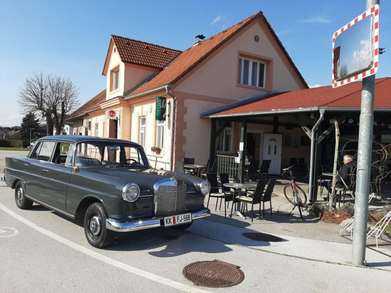 Bar Dobova z bogato izbiro pijač in toplim ambientom