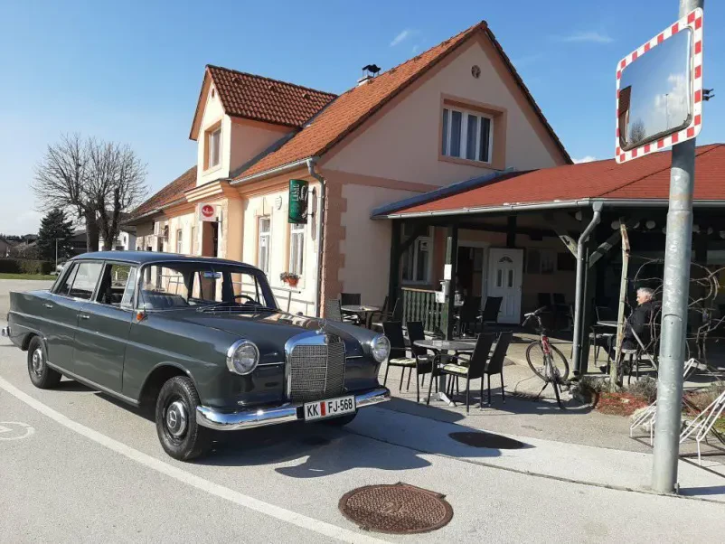 Bar Dobova z bogato izbiro pijač in toplim ambientom