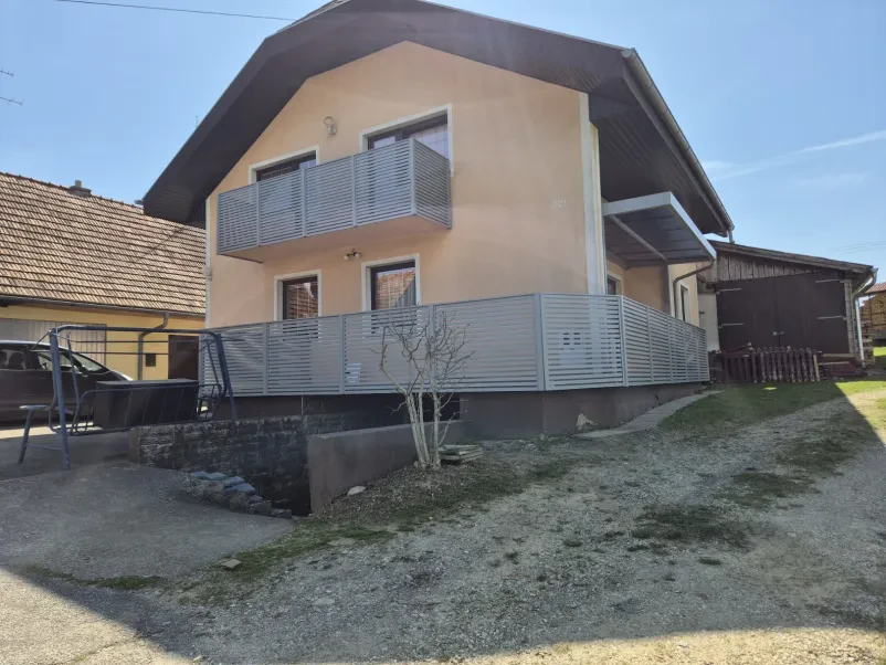 Moderna rešitev za varnost in stil, kovinske ograje in nadstreški Pomurje