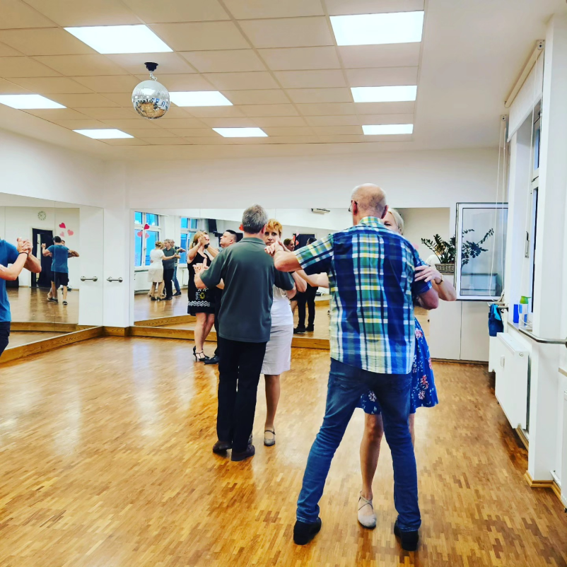 Zakaj so plesni tečaji Maribor idealna izbira za začetnike in pare?