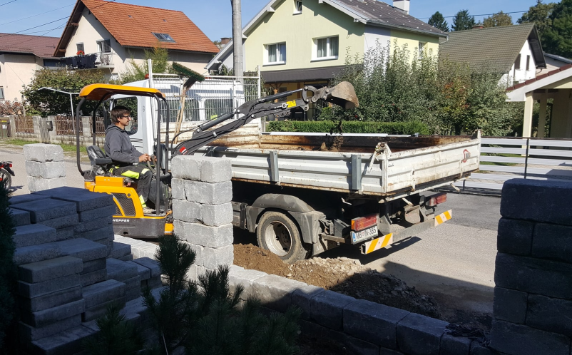 Ureditev okolice, dvorišča, ograje in podporni zidovi, Štajerska, Slovenija