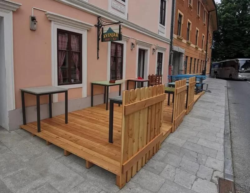 Kje poskusiti burgerje in jedi iz žara Bovec? Obiščite Svinjak grill bar
