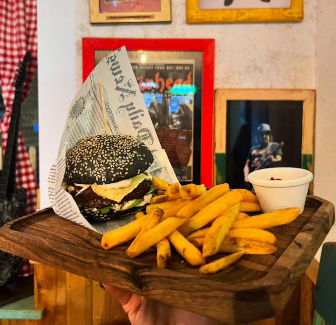 Svinjak grill bar, najboljši burgerji in jedi iz žara Bovec