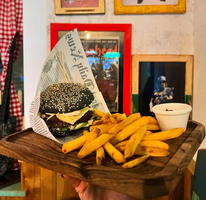 Svinjak grill bar, najboljši burgerji in jedi iz žara Bovec