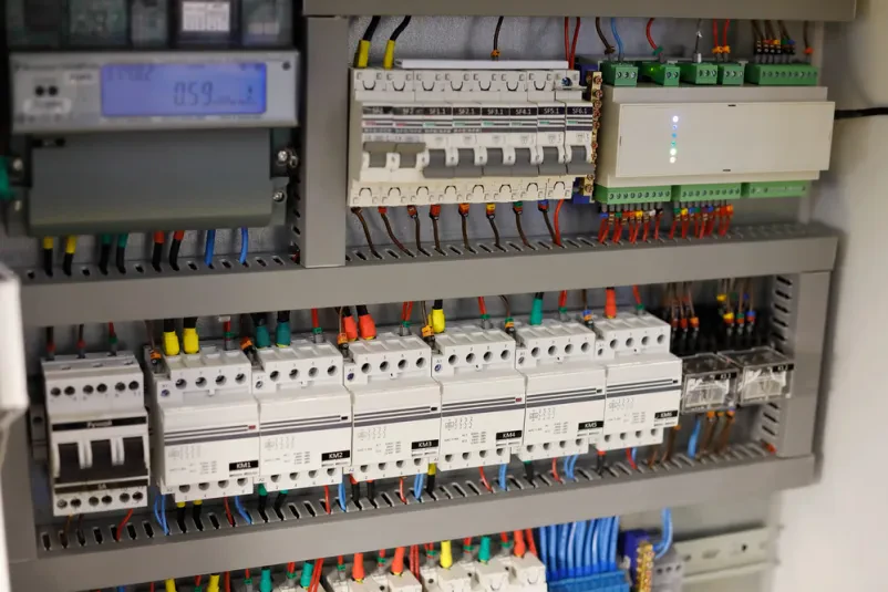Elektroinženiring in strojno programiranje za industrijo