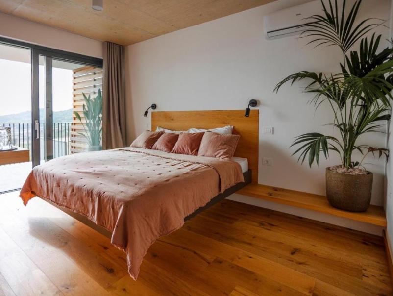 Sobe Dobrovo v Brdih