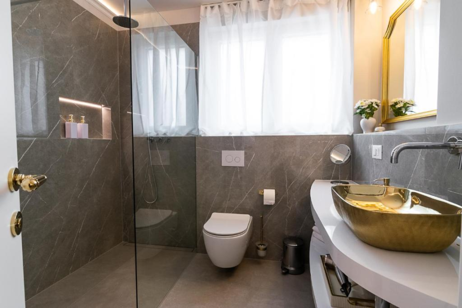 Lokacija nočitev z bazenom kot ravnovesje med mestom in mirom