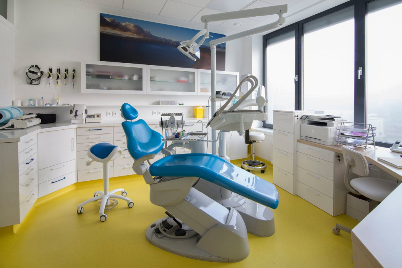 Zakaj se na posege s področja oralne kirurgije in implantologije naročiti pri Iskradent v Ljubljani?