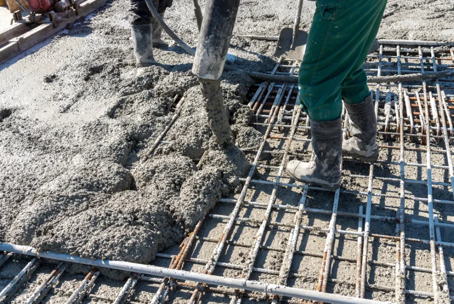 Ko trdnost oblikuje prihodnost, armirani beton kot nevidna moč, ki drži svet pokonci