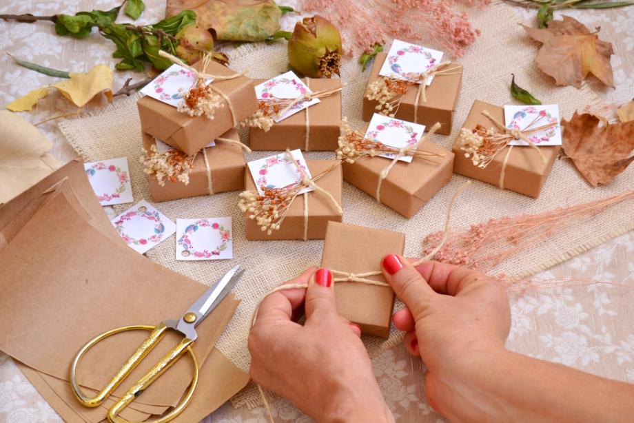 Ko svet zažari, božična darila in ideje za praznike, ki ogrejejo srce