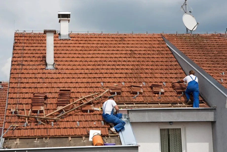 Kako izbira materiala vpliva na življenjsko dobo strehe