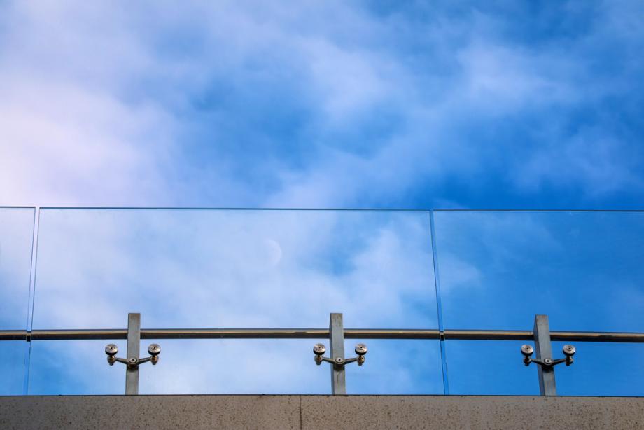 Svetloba, prostor in čistost linij z rešitvami, ki vključujejo stekleno ograjo