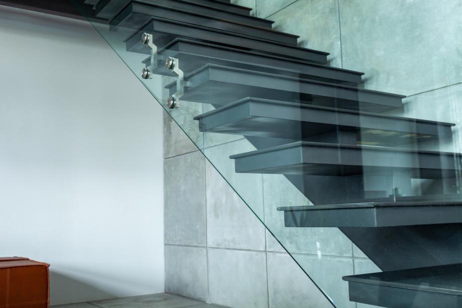 Kombiniranje stekla z drugimi materiali za vrhunski estetski učinek