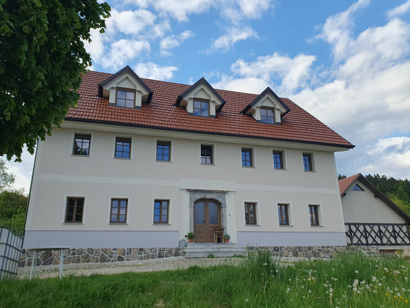 Nastanitve v Žireh, sobe in apartmaji na Gorenjskem