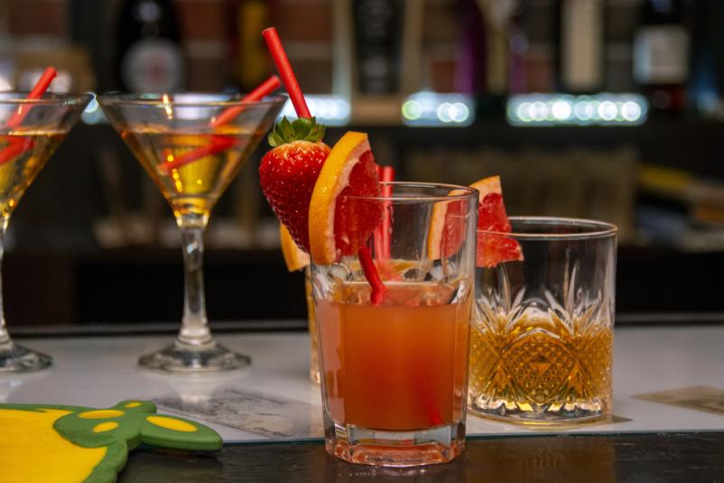 Dnevni bar Ljubljana s ponudbo kav in vin