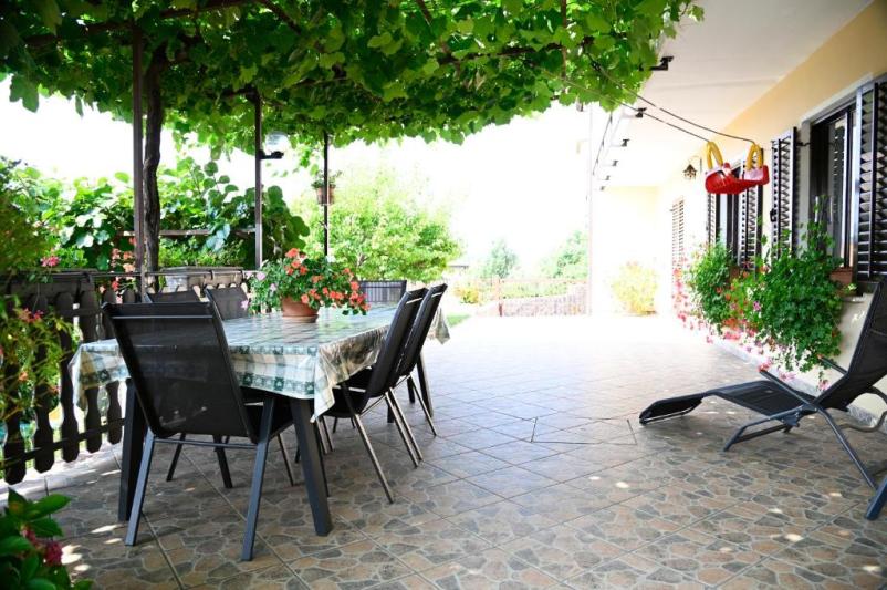 Družinska nastanitev Dutovlje