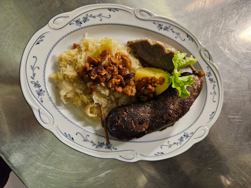 Poskusite naše skrbno in sveže pripravljene jedi po naročilu za vse okuse …