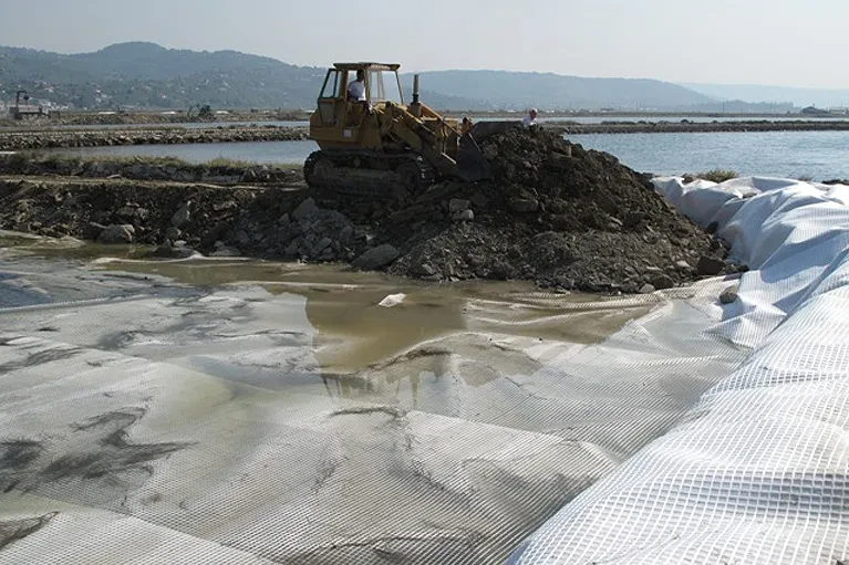 Bentonitne membrane – tesnjenje in zaščita infrastrukture
