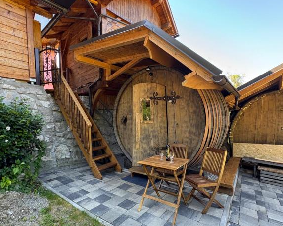 Glamping v vinskem sodu