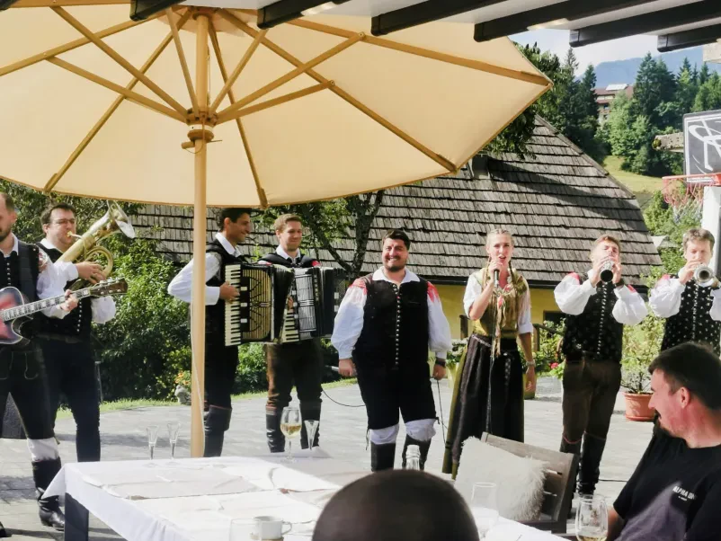 Poročno slavje na turistični kmetiji na Gorenjskem