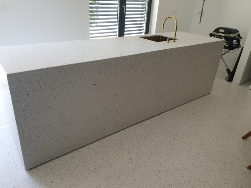 Microtopping, dekorativni beton je oprijemljiv in ga lahko nanesemo na katerokoli površino