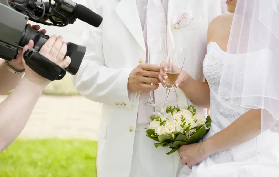 Poročni fotograf prepozna detajle, izraze in trenutke, ki poroko povzdignejo v brezčasno ljubezensko zgodbo