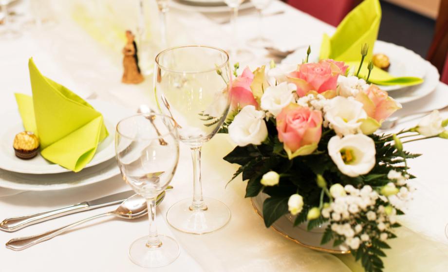 Zakaj je izbira prostora za praznovanje vedno več kot logistična naloga