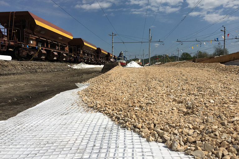 Geosintetični materiali za zaščito brežin in nasipov Slovenija
