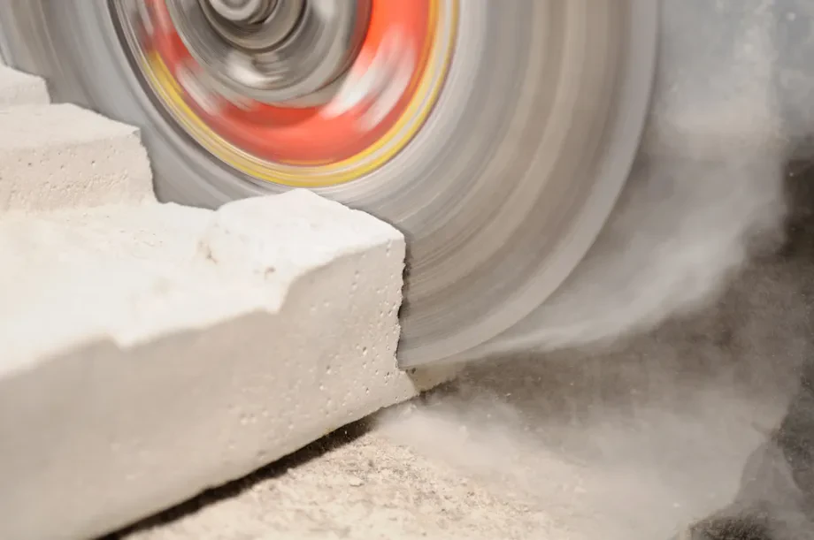 Nadzorovan poseg v beton kot odgovor na omejitve klasičnega rušenja