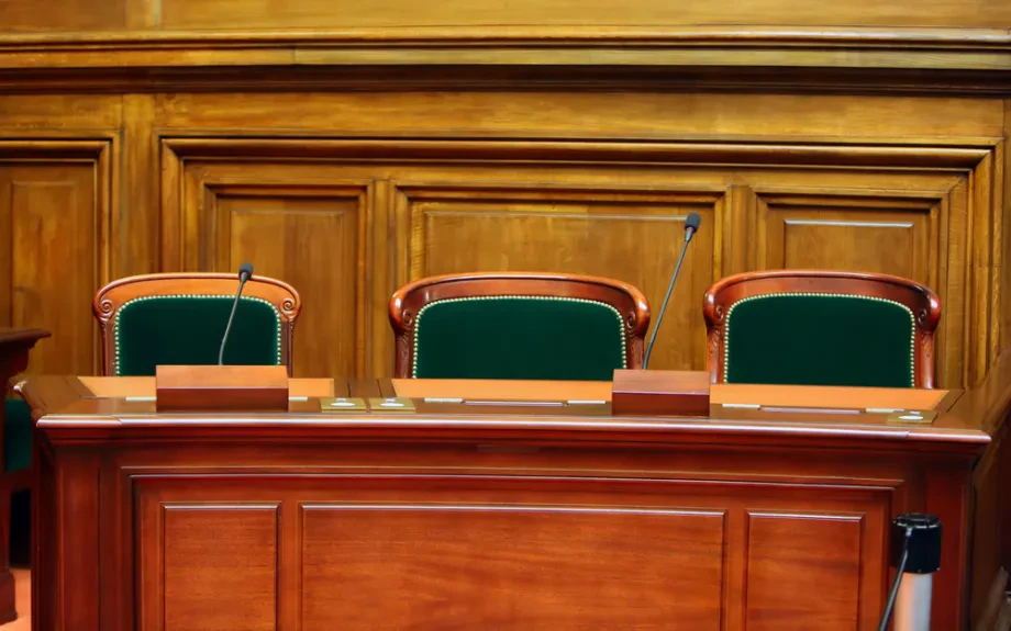 Zakaj je prisotnost sodnega tolmača pogosto odločilna že na začetku postopka?