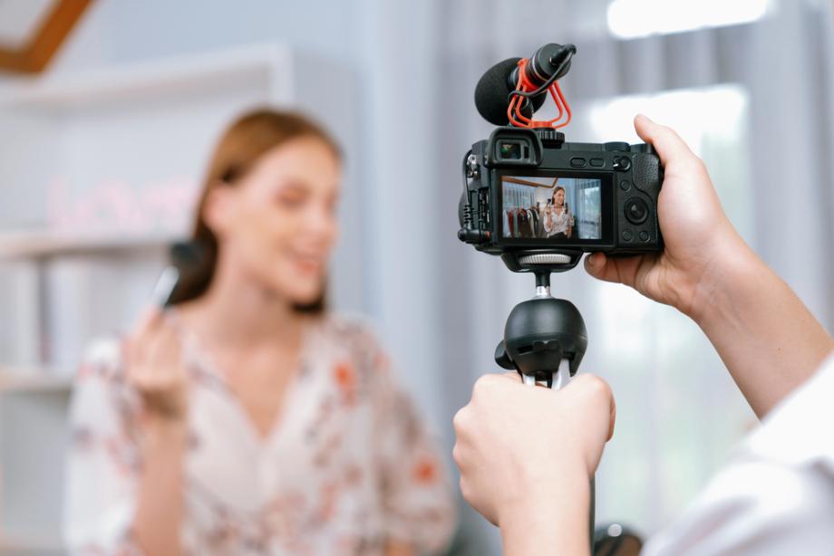 Pravilna izbira in postavitev avdio-video opreme zagotavljata, da je vsebina vidna v vseh pogojih.