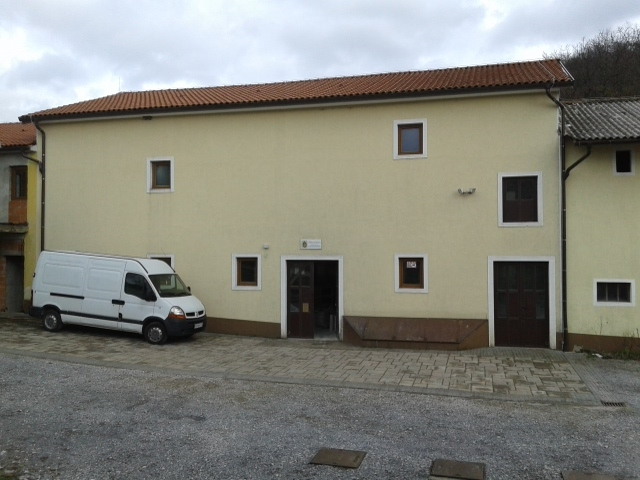 Sveža slovenska pšenična in pirina moka v Obalno-kraški regiji