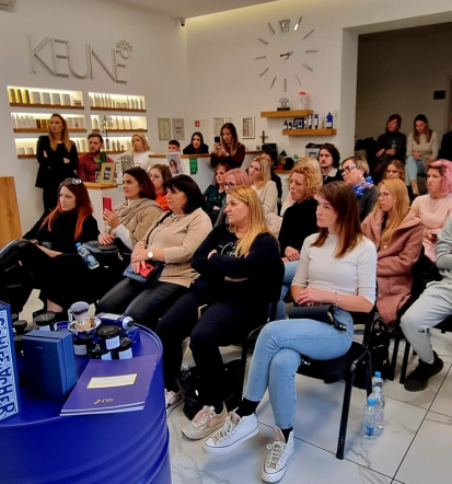Kreme, fleksibilne pene in močni fiksirni spreji