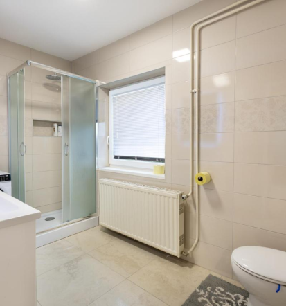 Poleg ugodnega apartmaja na Pohorju je tudi parkirišče