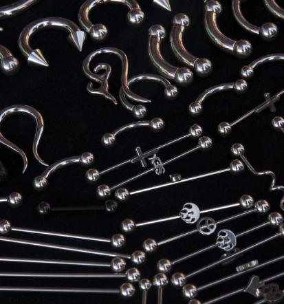 V našem piercing studiu v Posavju uporabljamo preverjeno kakovosten nakit