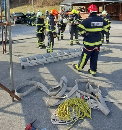 Člani prostovoljnega društva Podturn