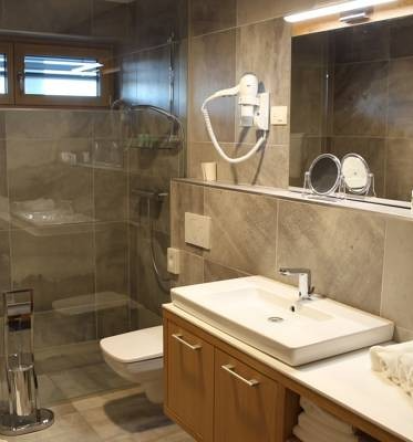 Prostor za zaključene družbe Kidričevo, prenočišča, kopalnica