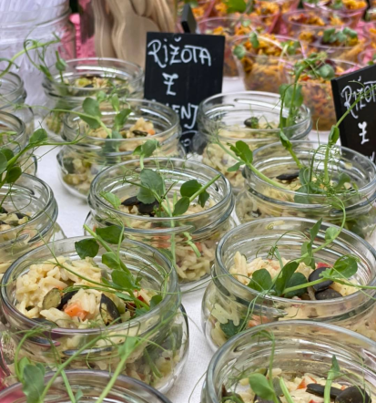 Jedi v kozarcih za domov