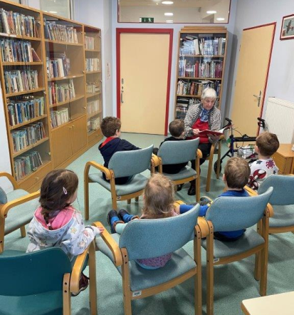 Naši varovanci berejo otrokom