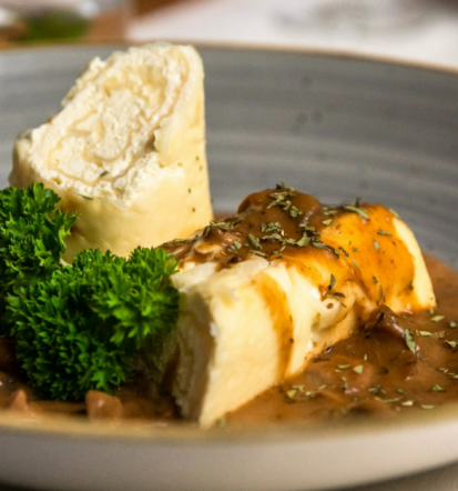 Gostje se lahko odločijo za zajtrk, polpenzion ali polni penzion