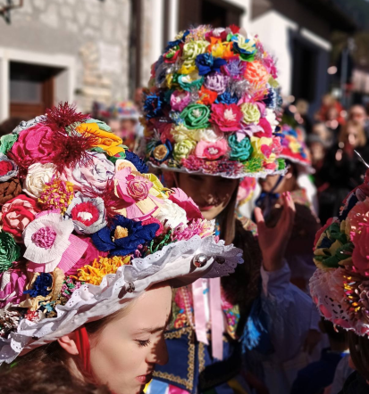 Stik s tradicijo, novimi prijateljstvi in čarom ljudskega izročila