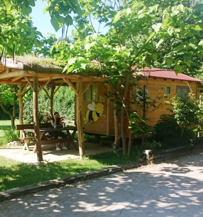 Več kot 80 mest za šotore, dober kamp Bela krajina