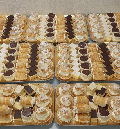 Pladnji s sladkimi dobrotami