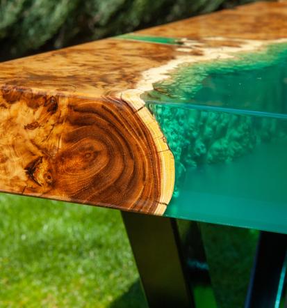 Epoksi mize Štajerska, edinstveno pohištvo iz lesa in smole