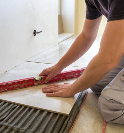 Polaganje keramike v dnevnih sobah, kakovost in eleganca po meri