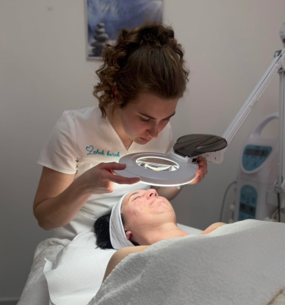 Nohtna rekonstrukcija in protetika nohtov v dobrem kozmetičnem salonu Podravska